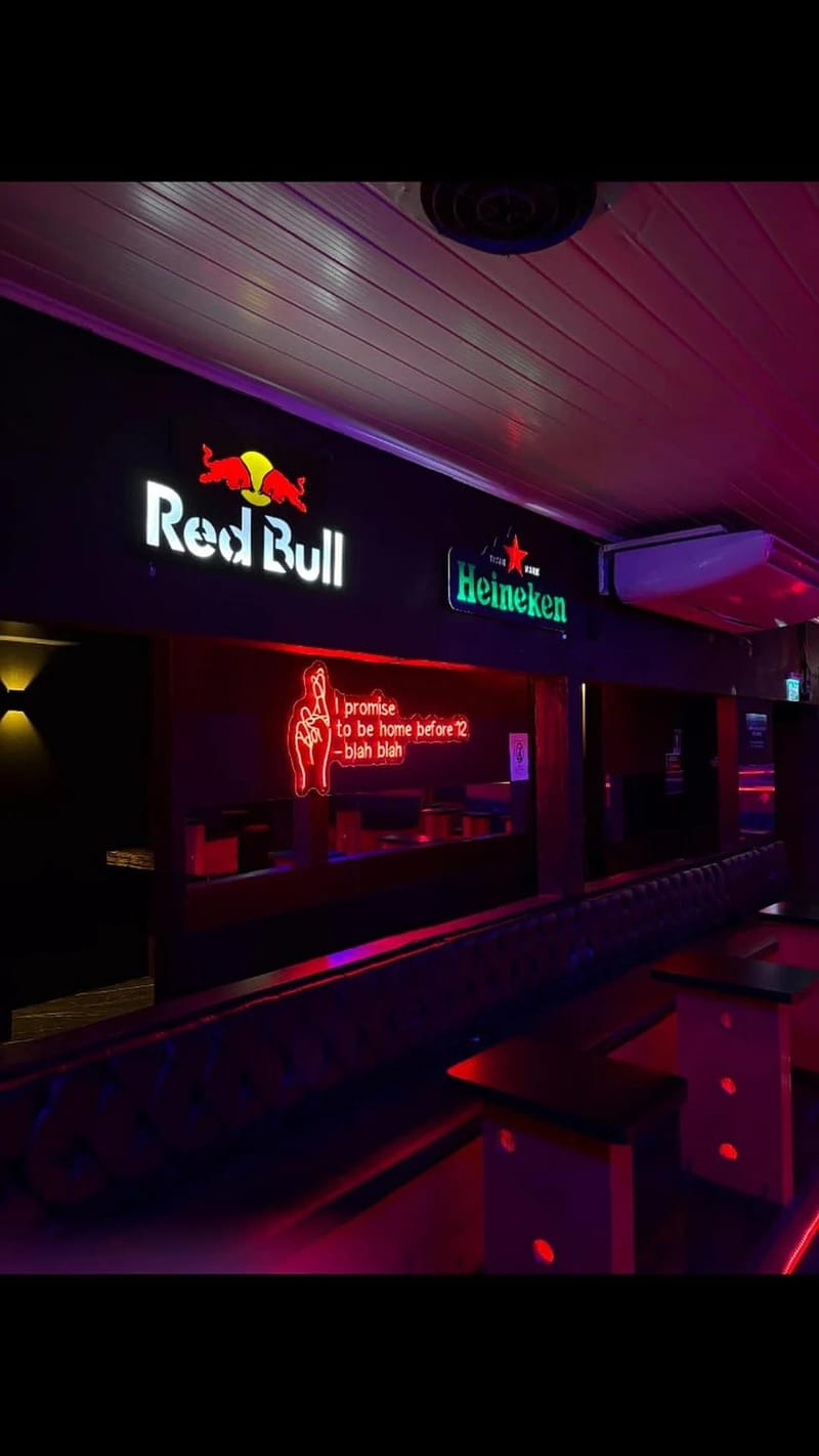 Bar da Sauna Reds com Red Bull e Heineken